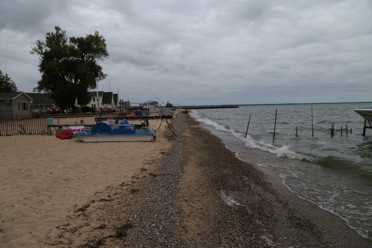 Paradise Beach Resort Tawas City Exterior photo